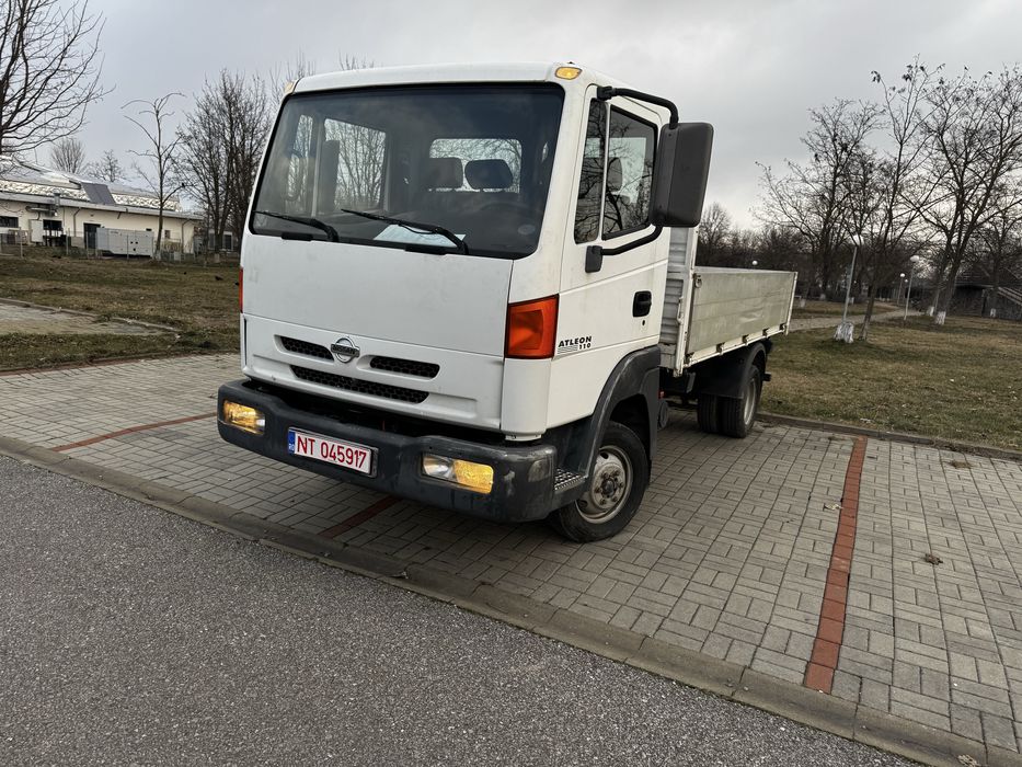 Camion basculabil Nissan