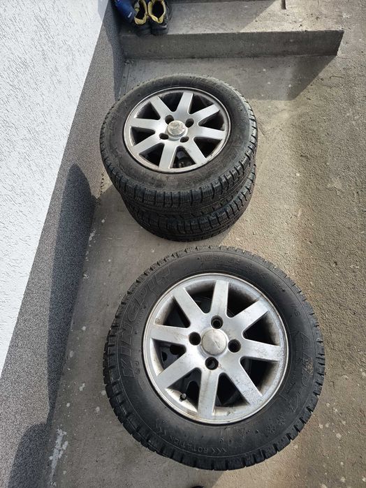 Vând cauciucuri cu tot cu jante 185/65/14