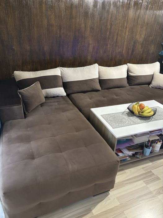 Ъглов диван и холна маса