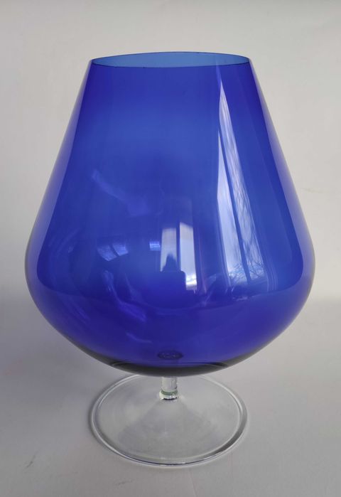 Две големи тънкостенни чаши от цветно стъкло