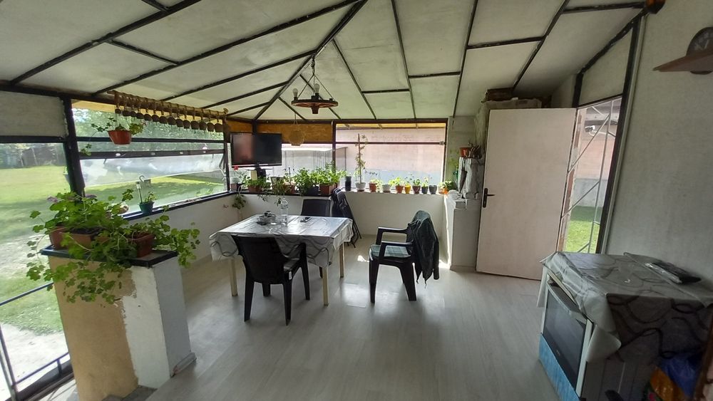 Къща с голям двор