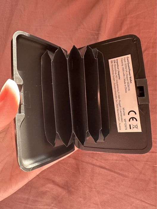 Portofel carduri RFID cu baterie externă