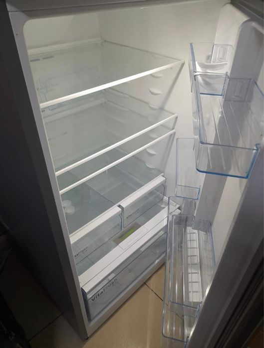 Продам почти новый холодильник BOSCH