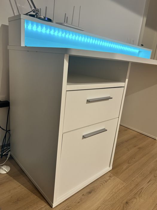 Birou modern alb cu LED – stare foarte bună