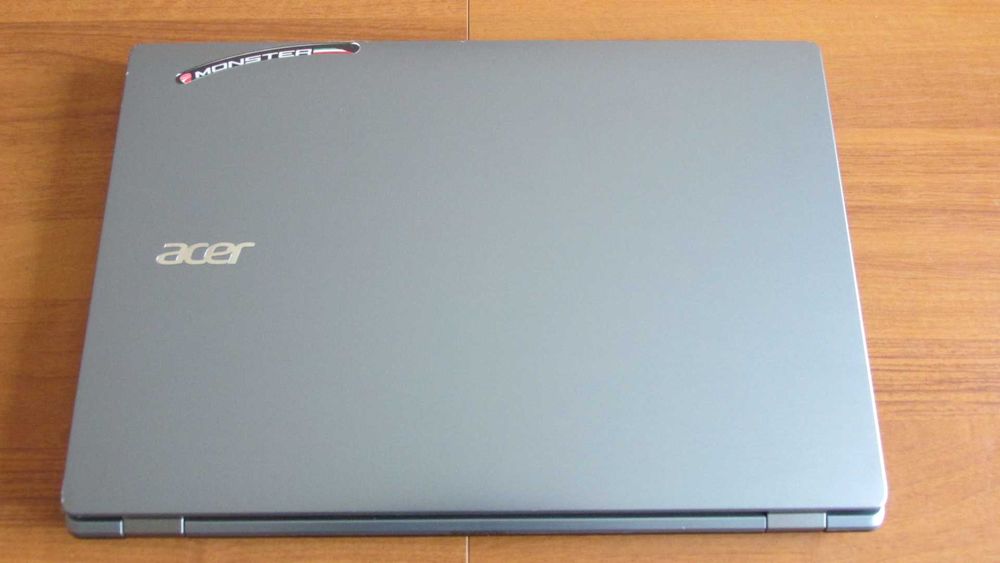 17.3 инча Acer с 8 GB DDR3 и SSD 240GB