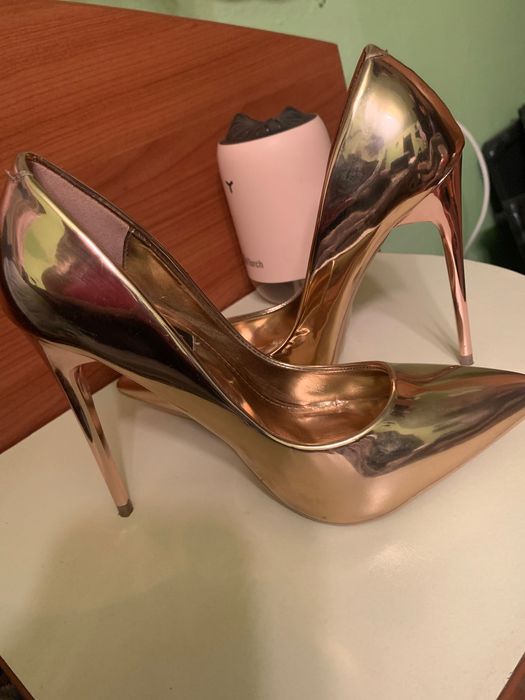 Vand stiletto marimea 35