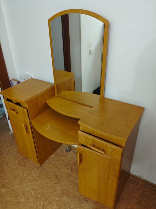 Отдам бесплатно шкаф и трельяж