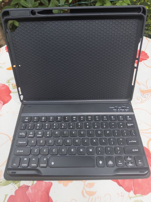 Husa cu Tastatura iPad Apple, Zoopie, pentru iPad 10.2" 7th Gen 2019 / 8th Gen 2020 / 9th Gen 2021, Wireless, Bluetooth, Iluminata LED