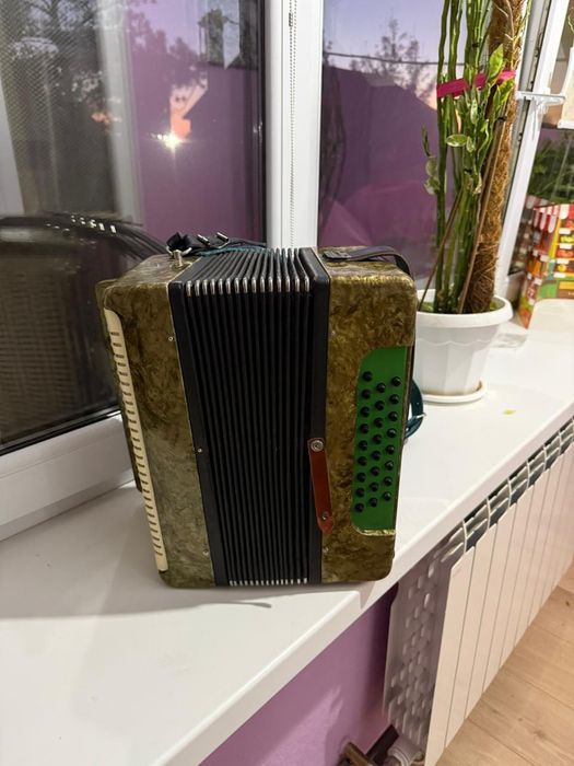 Продам Гармонь Восток