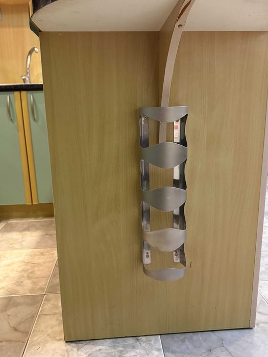 Ъглова кухна с барплод и ТВ щкаф