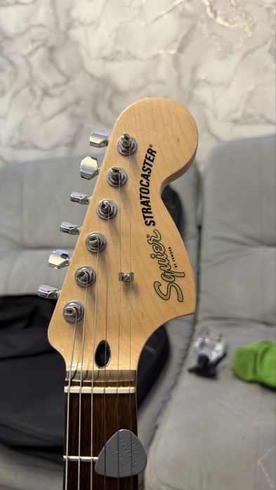 Squier Affinity Series ™ Stratocaster® HH Charcoal Frost Metallic