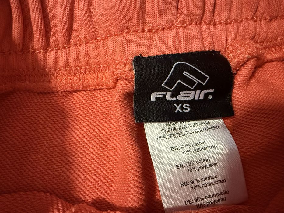 Екип на FLAIR в цвят корал