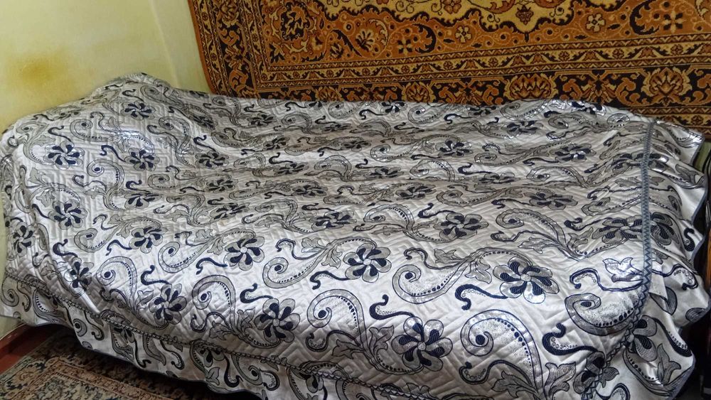 Покрывало двухспальное на подкладе.