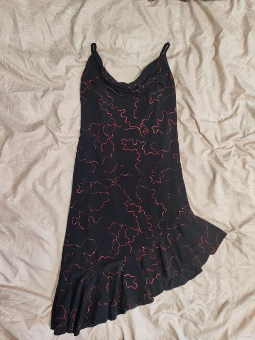 Елегантна асиметрична черна рокля с червени блестящи елементи