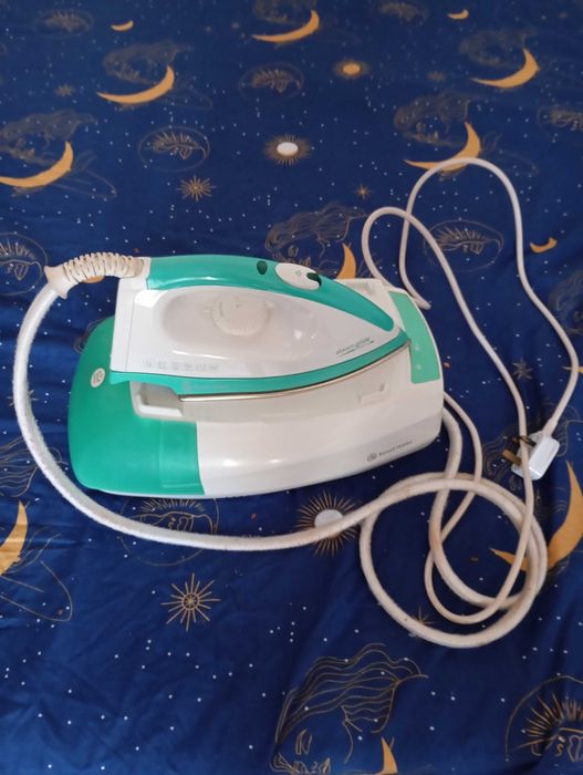 Statie de calcat Russel Hobbs profesionala