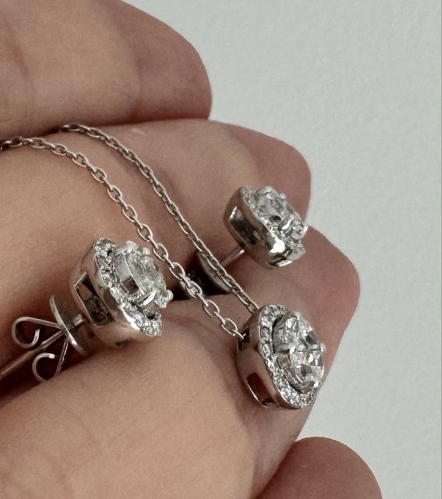 Set cu diamante cercei si colier