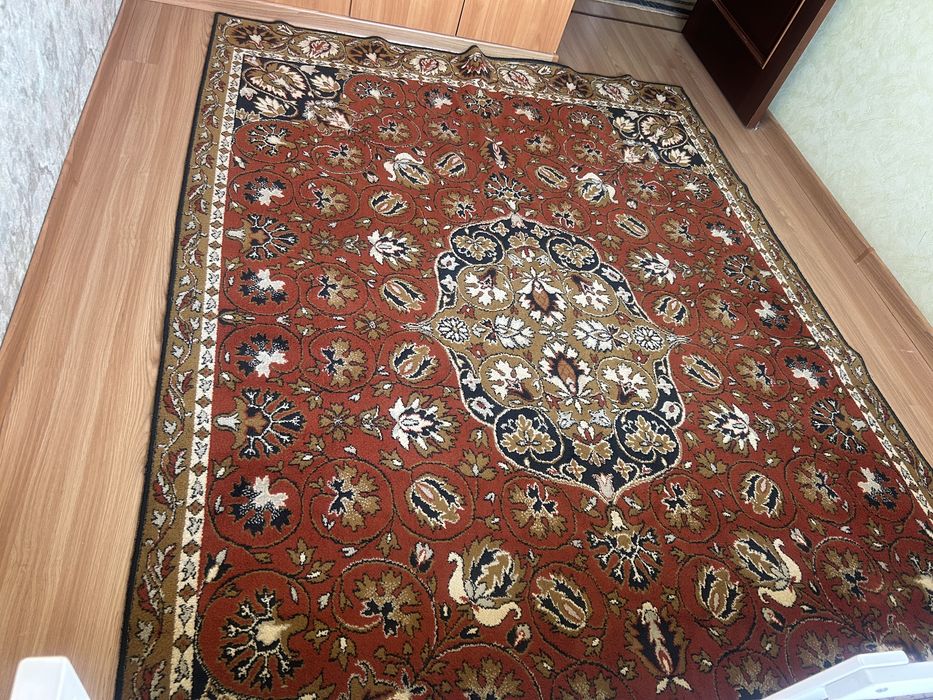 Распродажа мебели: тумбочки, стол письменный