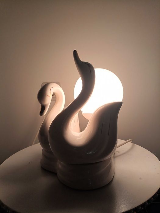 Порцеланова, стара лампа, лебеди