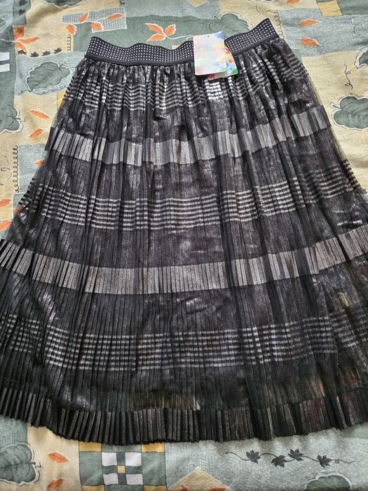 Модерна пола, нова с етикет.