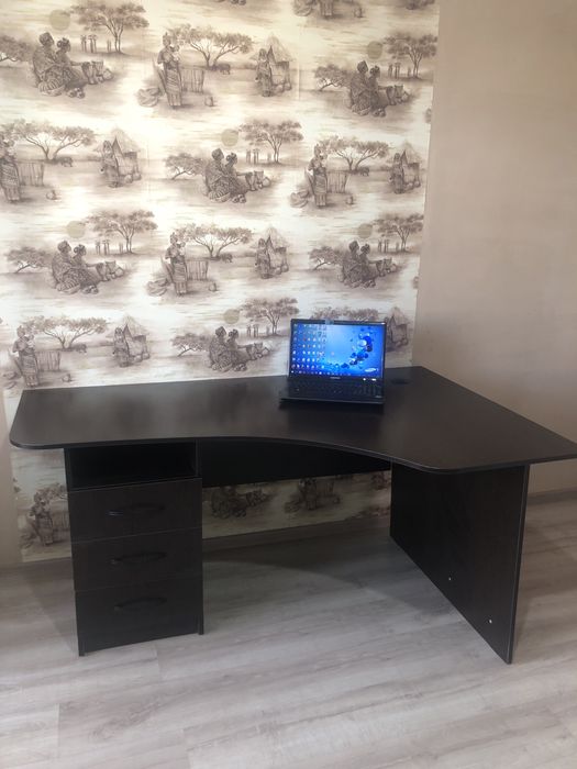 Продам стол офисный угловой размер 1,5/1