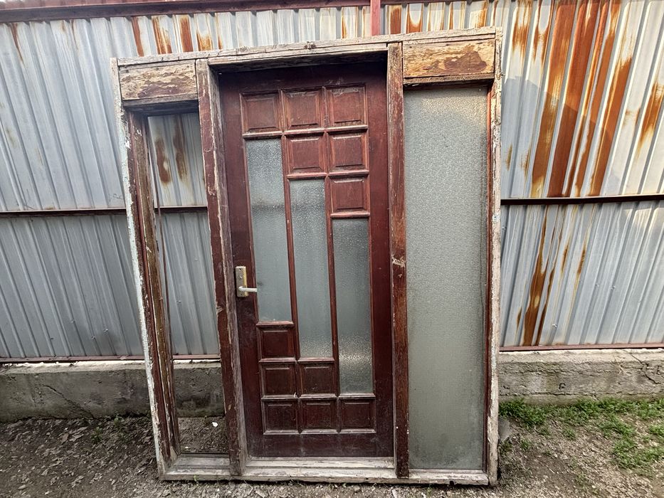 Деревянная входная дверь