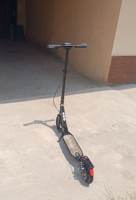 Самокат скутер удобен в управлении