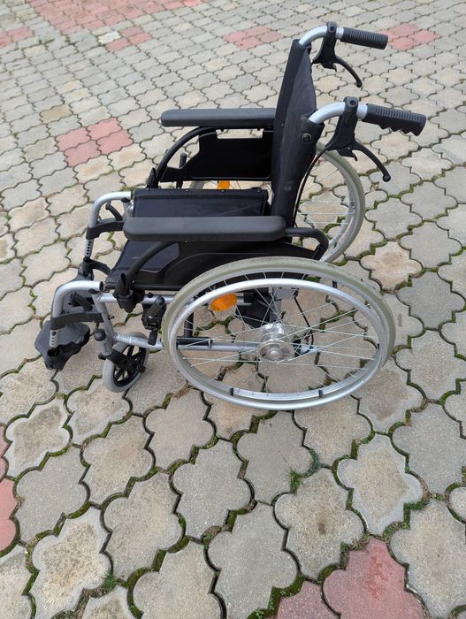 scaun  pliabil cu roti  pentru persoane  cu handicap
