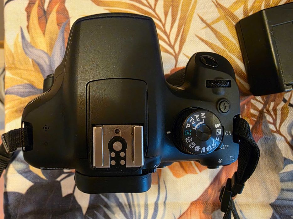 Фотоапарат Canon EOS 2000D + 2 обектива
