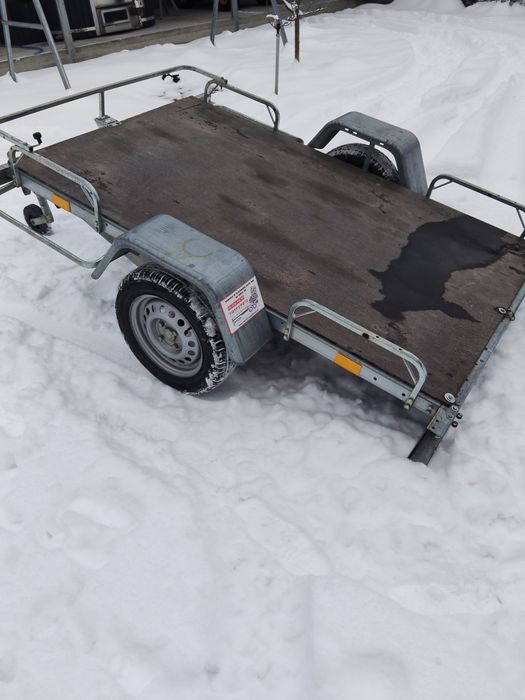 Vand remorca aproape noua