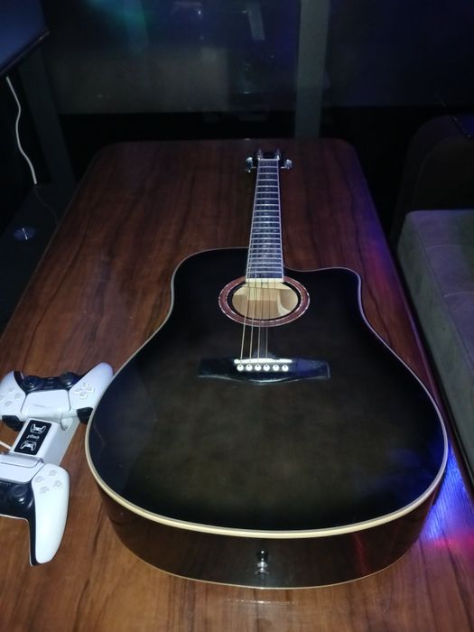 Срочно! Акустическая гитара , недорого
Акустическая гитара в