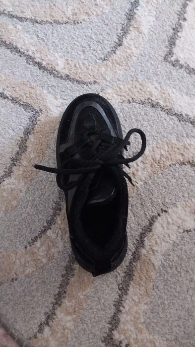 Срочно Продам босоножки и кроссовки