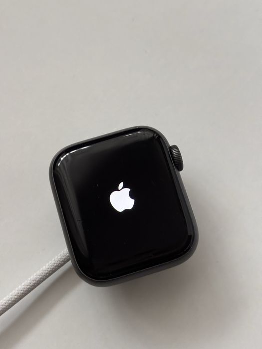 Apple Watch Series 4 - 40mm Space Gray(Aluminum) + Black Sport Band