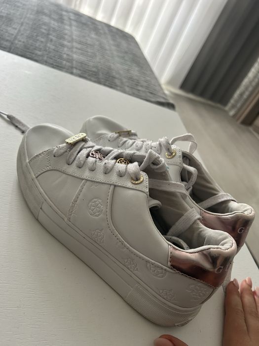 Бели сникърси Guess 38н