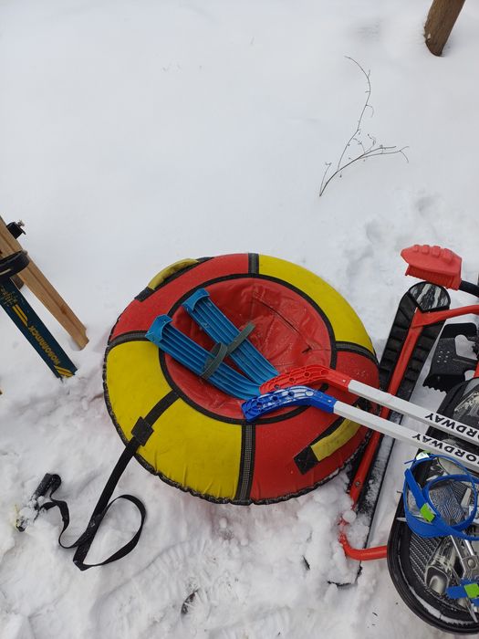 Продам лыжи, снегоход, коньки.