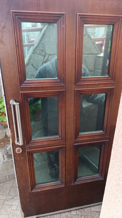 Входна врата с затварящ механизъм !