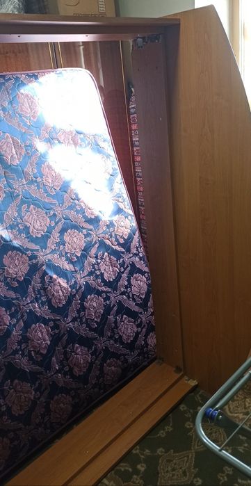 Двухспальная кровать.