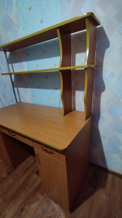 Парта, стол с полками