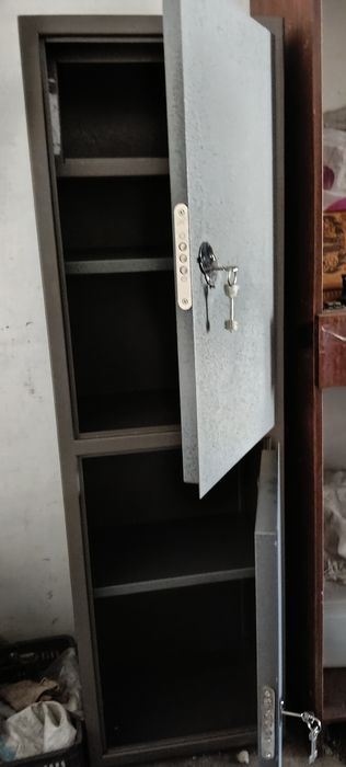 Продам сейф металлический .