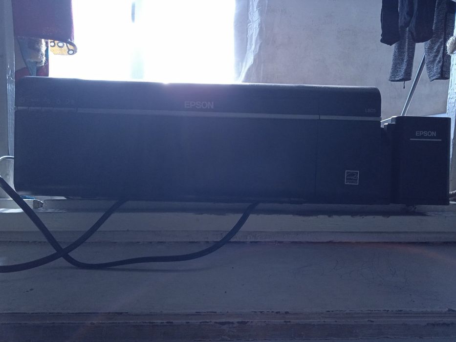 Epson rangli printer sotiladi. Sifatli printer. Holati soz.