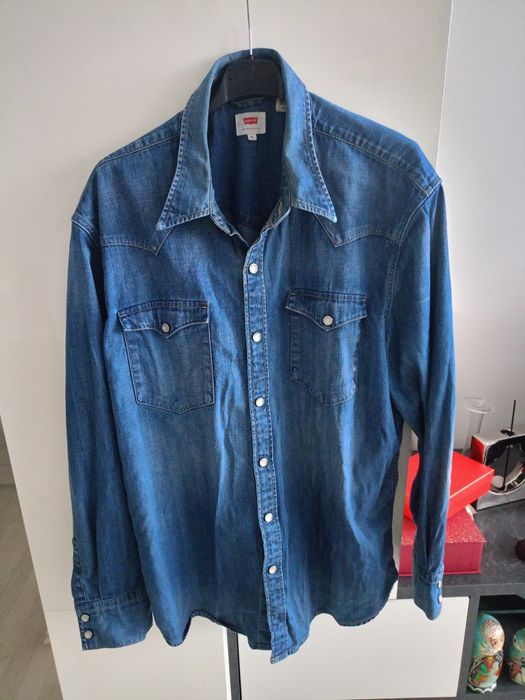 Vând cămașă de blugi Levi's, produs de calitate superioara mărimea XL.