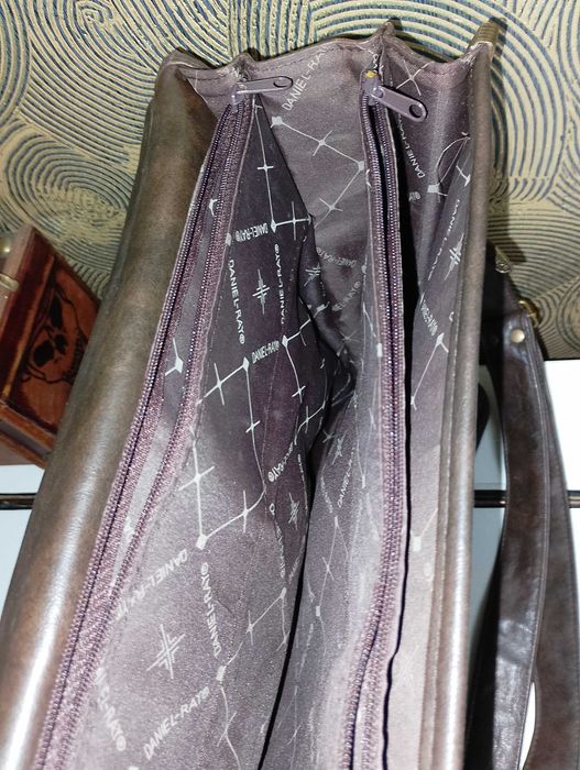 Мъжка чанта ест. кожа 40/37,чантичка на Босс23/20,зимни обувки №40