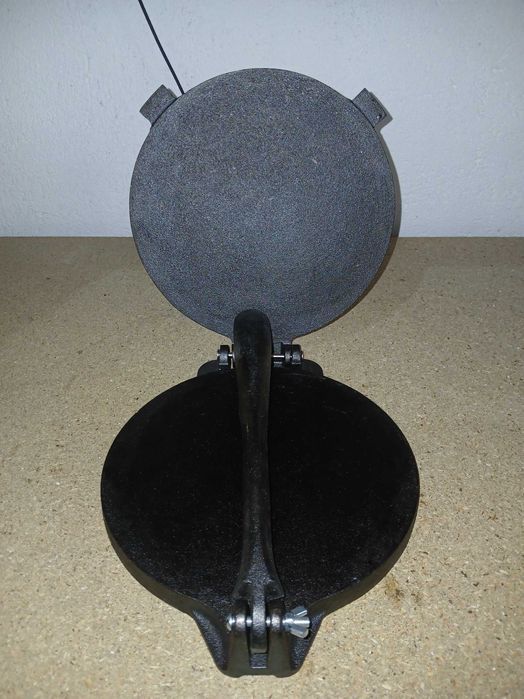 Presa tortilla UnoCasa, 20 cm, din fonta + pachet 100 hartie copt