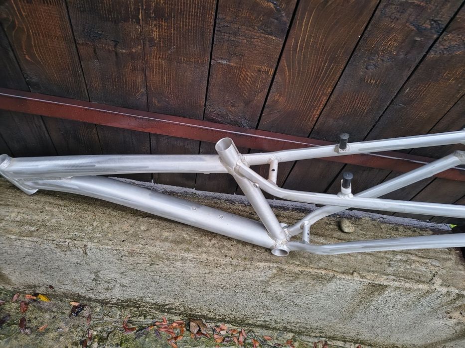 Cadru aluminiu nu este vopsit