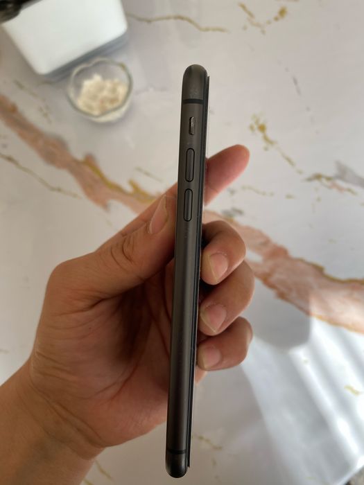 Продам 11 айфон 64 g