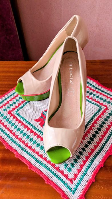 Platforme elegante peep-toe, look îndrăzneț