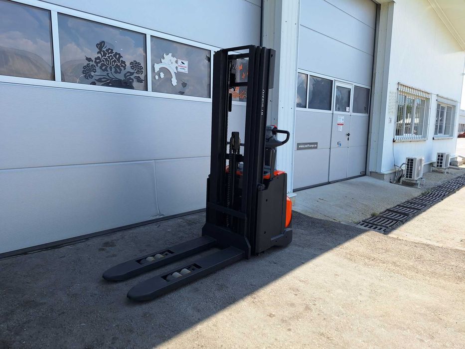 Електрически стакер Toyota SWE120L - 4150 mm