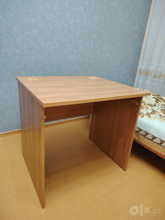 Продаётся офисный стол и два мягких кресла книжка Б/У