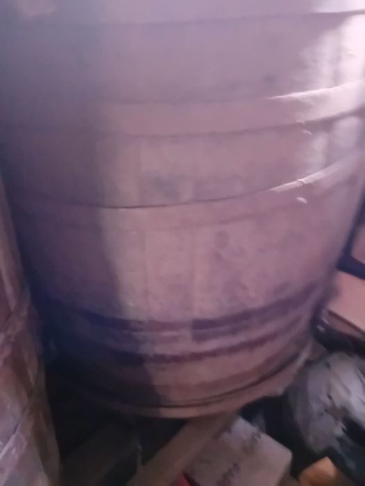 Vând butoaie și putini de lemn