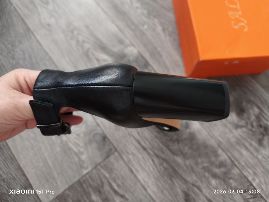 Продам босоножки  новые