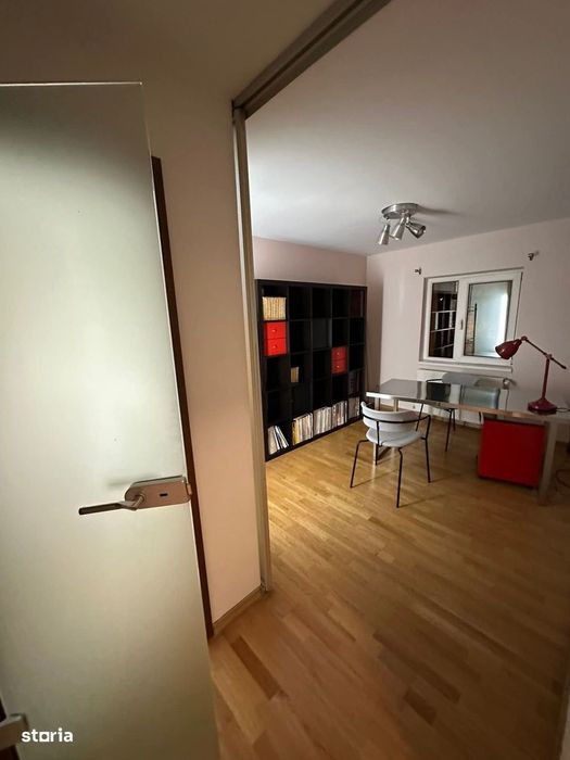 Apartament cu 3 camere, balcon și parchet din lemn